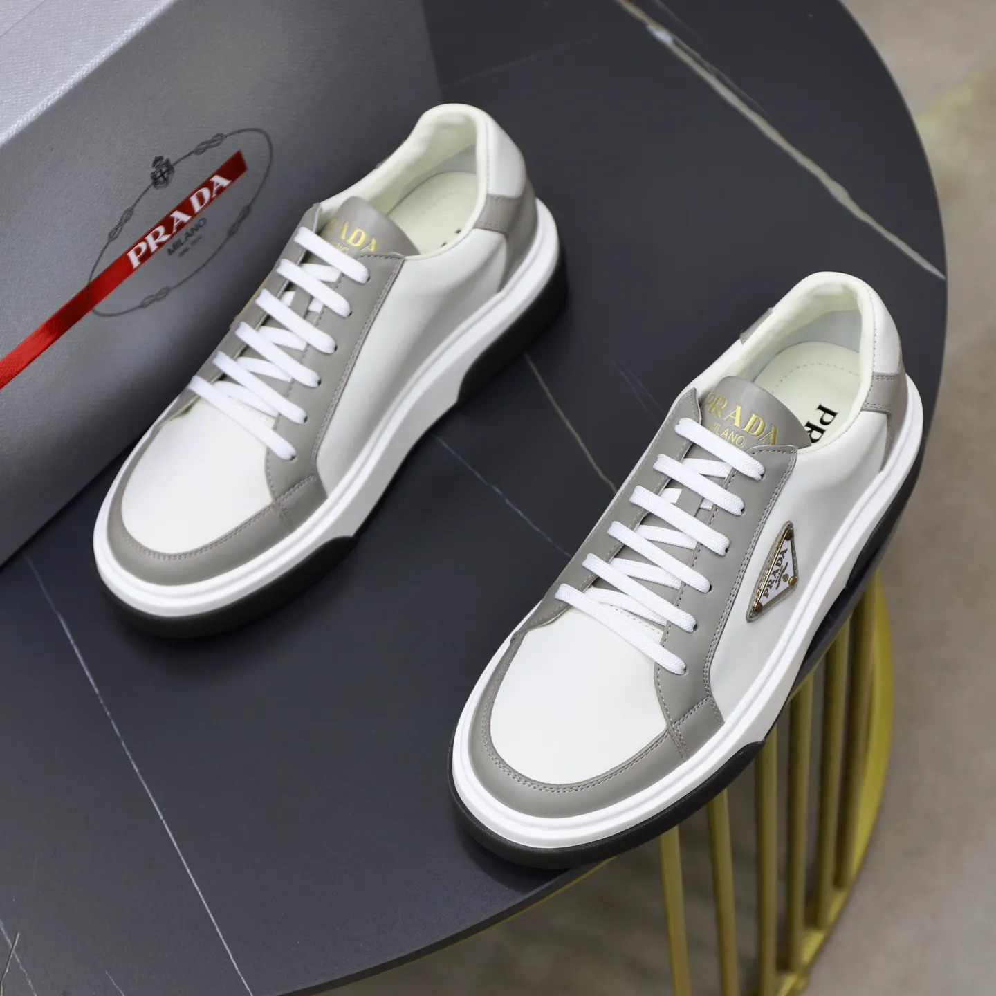 Factory price: 720💰Top original order Brand: PRADA (Prada) Standard code: Men's size 38/44 (45 can be customized) Grade: Same as the official website Material: Original cowhide stitching imported cowhide lining Original combination two-color wear-resistant soft outsole Style category: Leisure and sports version Young fashion European and American trend British style Color: Actual picture color